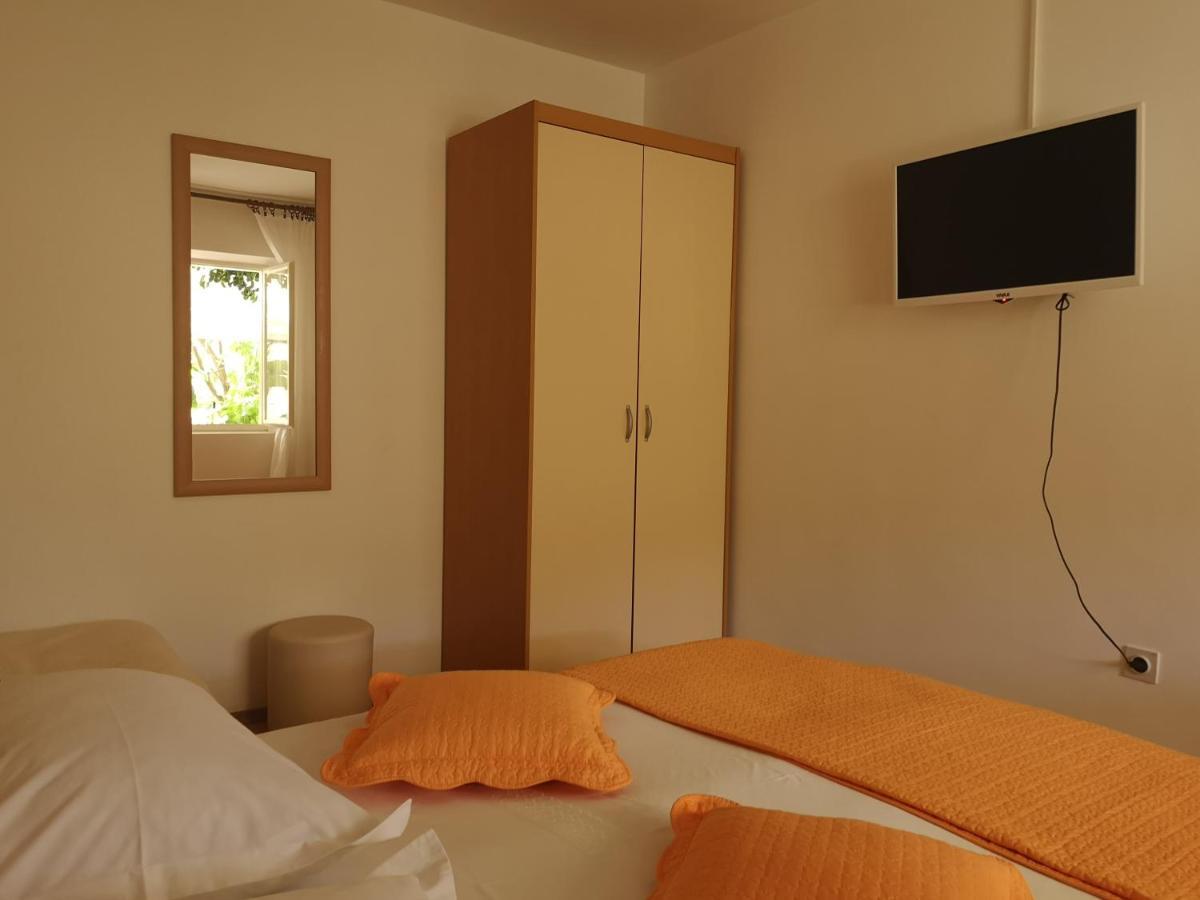 Apartments & Rooms Anita Хвар Екстериор снимка