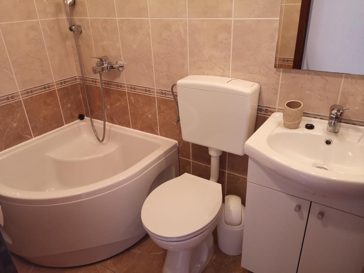 Apartments & Rooms Anita Хвар Екстериор снимка
