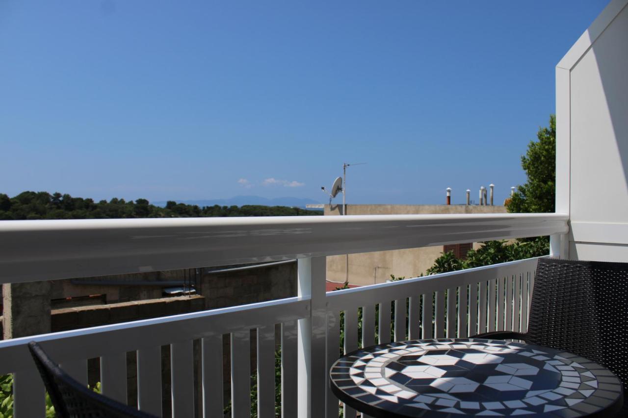 Apartments & Rooms Anita Хвар Екстериор снимка