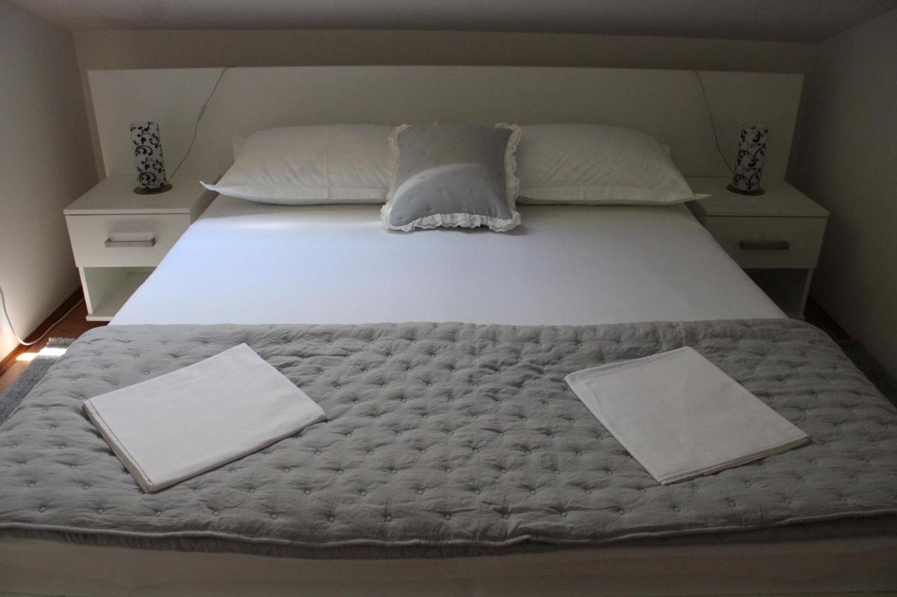 Apartments & Rooms Anita Хвар Екстериор снимка