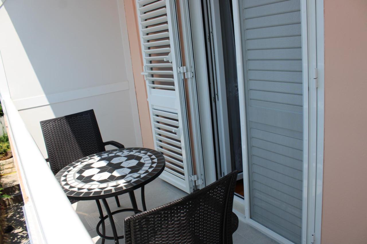 Apartments & Rooms Anita Хвар Екстериор снимка