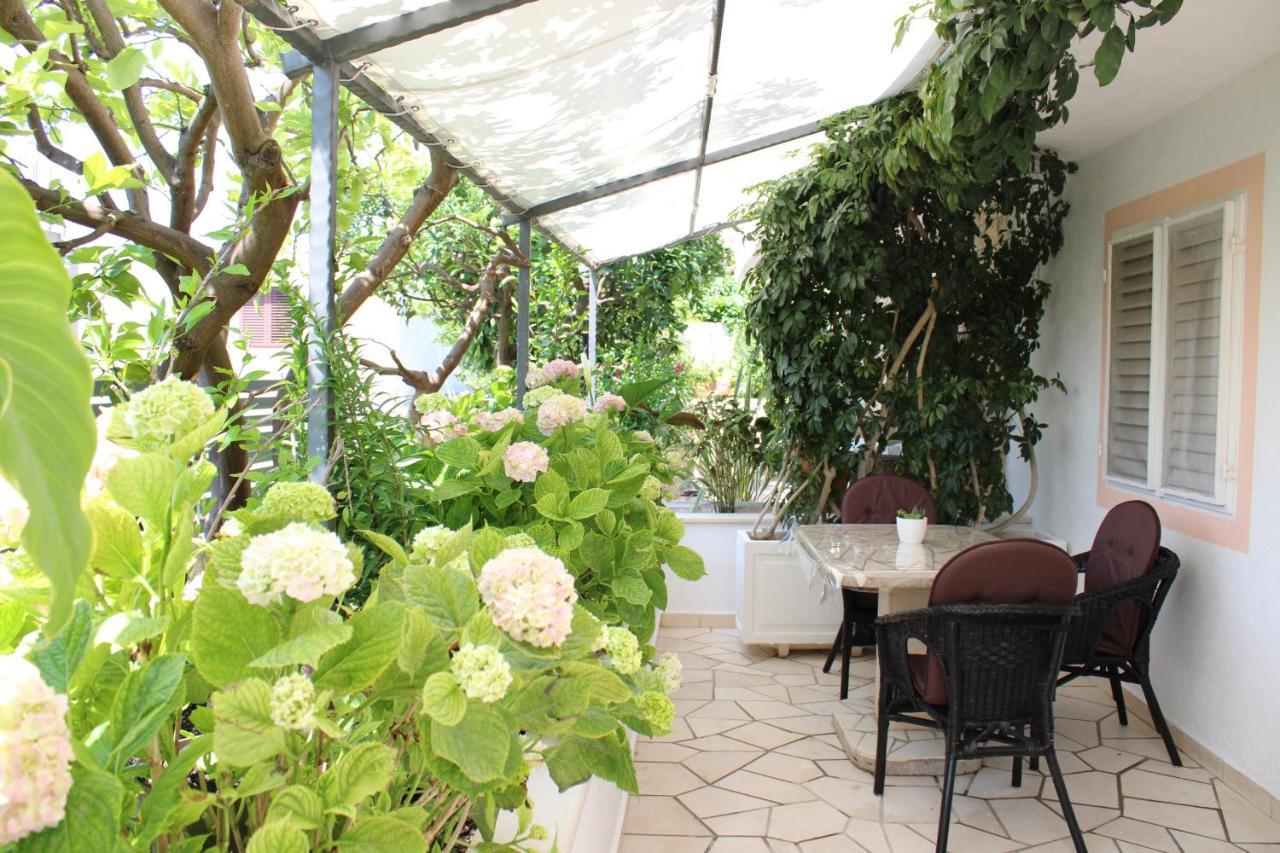 Apartments & Rooms Anita Хвар Екстериор снимка